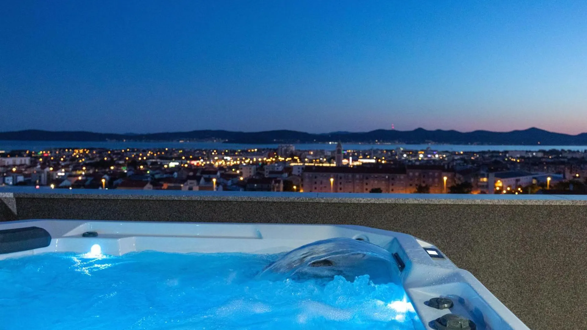 Villa Beverly Hills, Heated Pool, Jacuzzi, 12 People Zadar