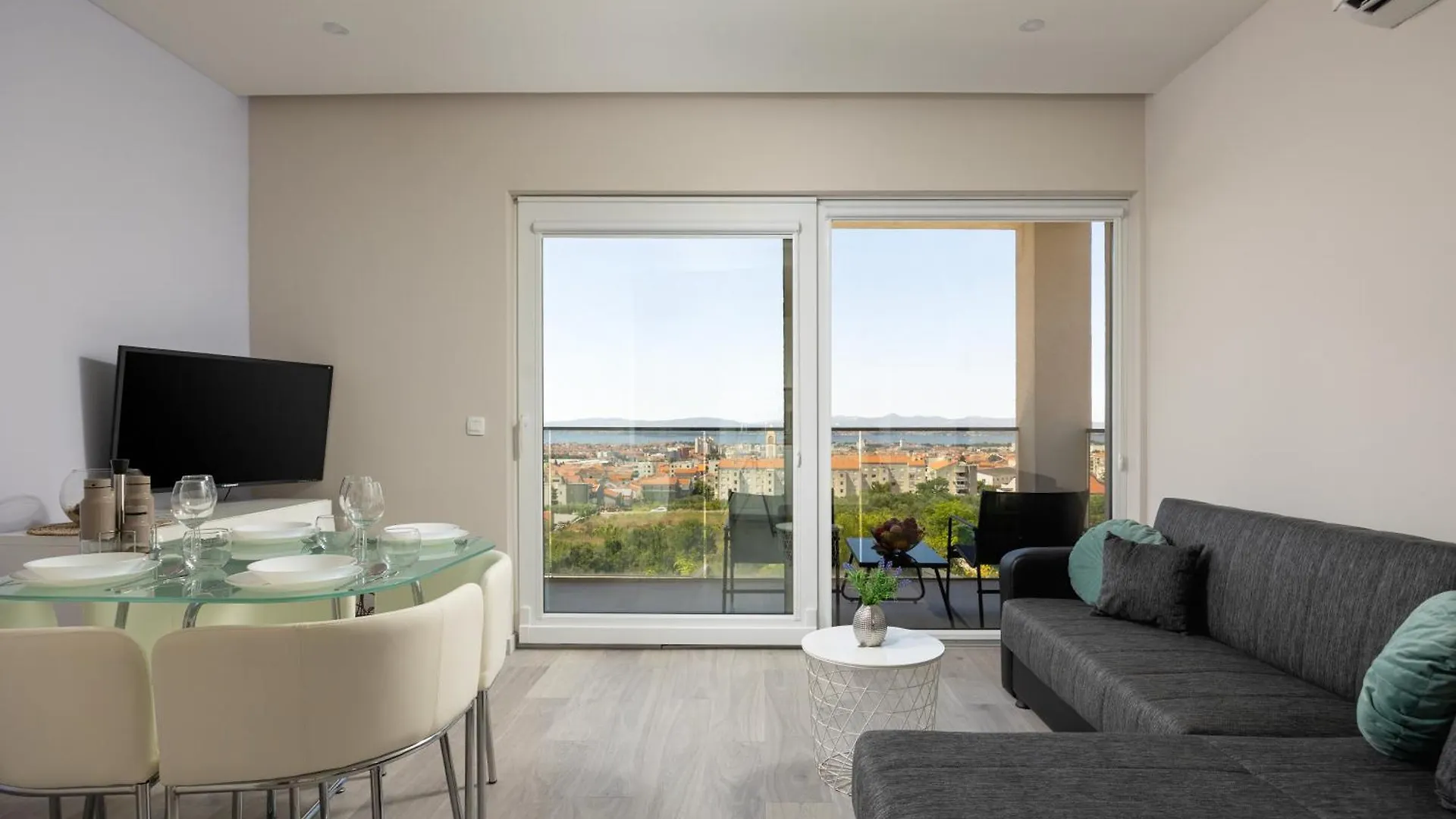 Villa Beverly Hills, Heated Pool, Jacuzzi, 12 People Zadar