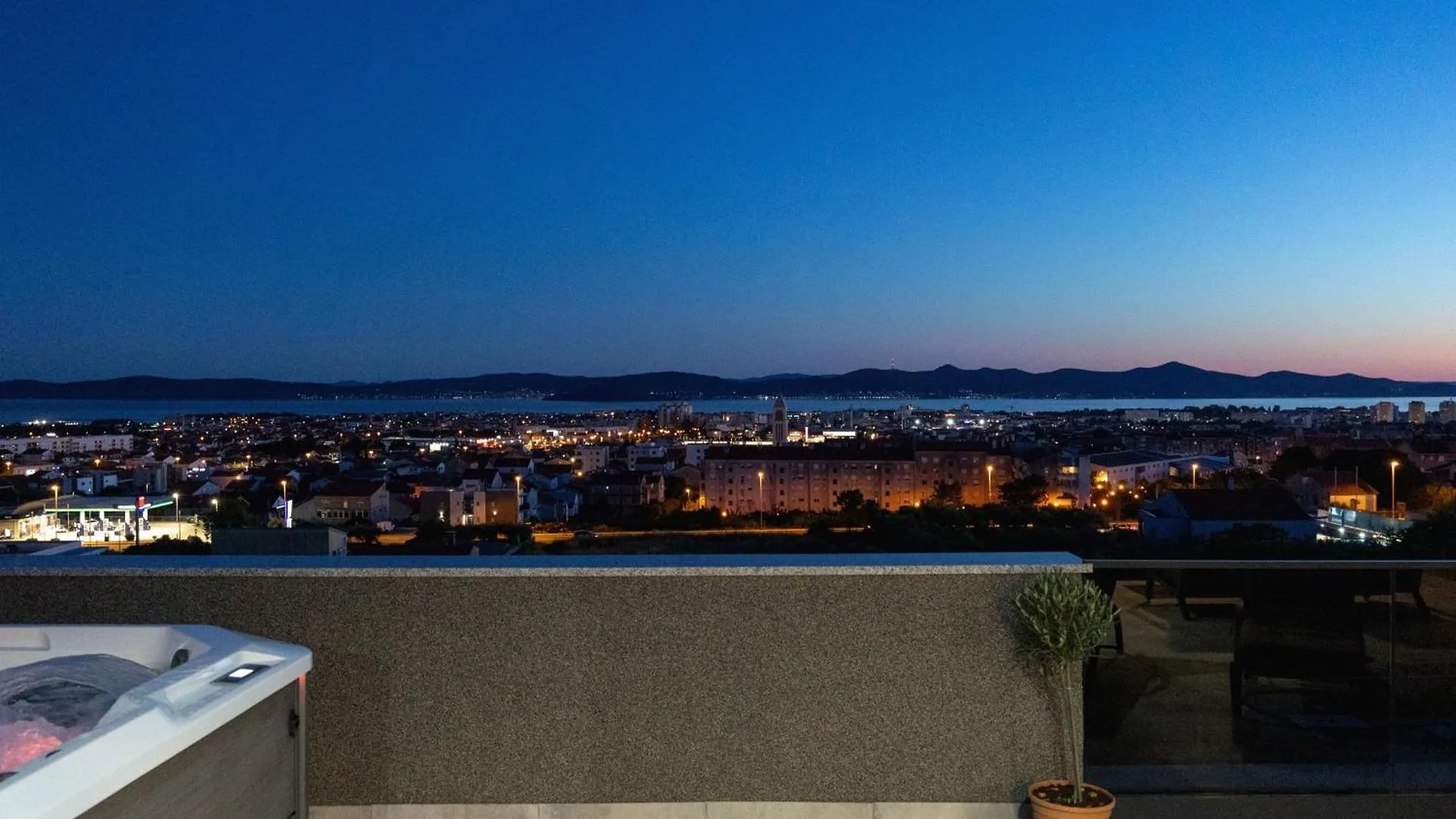 Villa Beverly Hills, Heated Pool, Jacuzzi, 12 People Zadar Apartamento