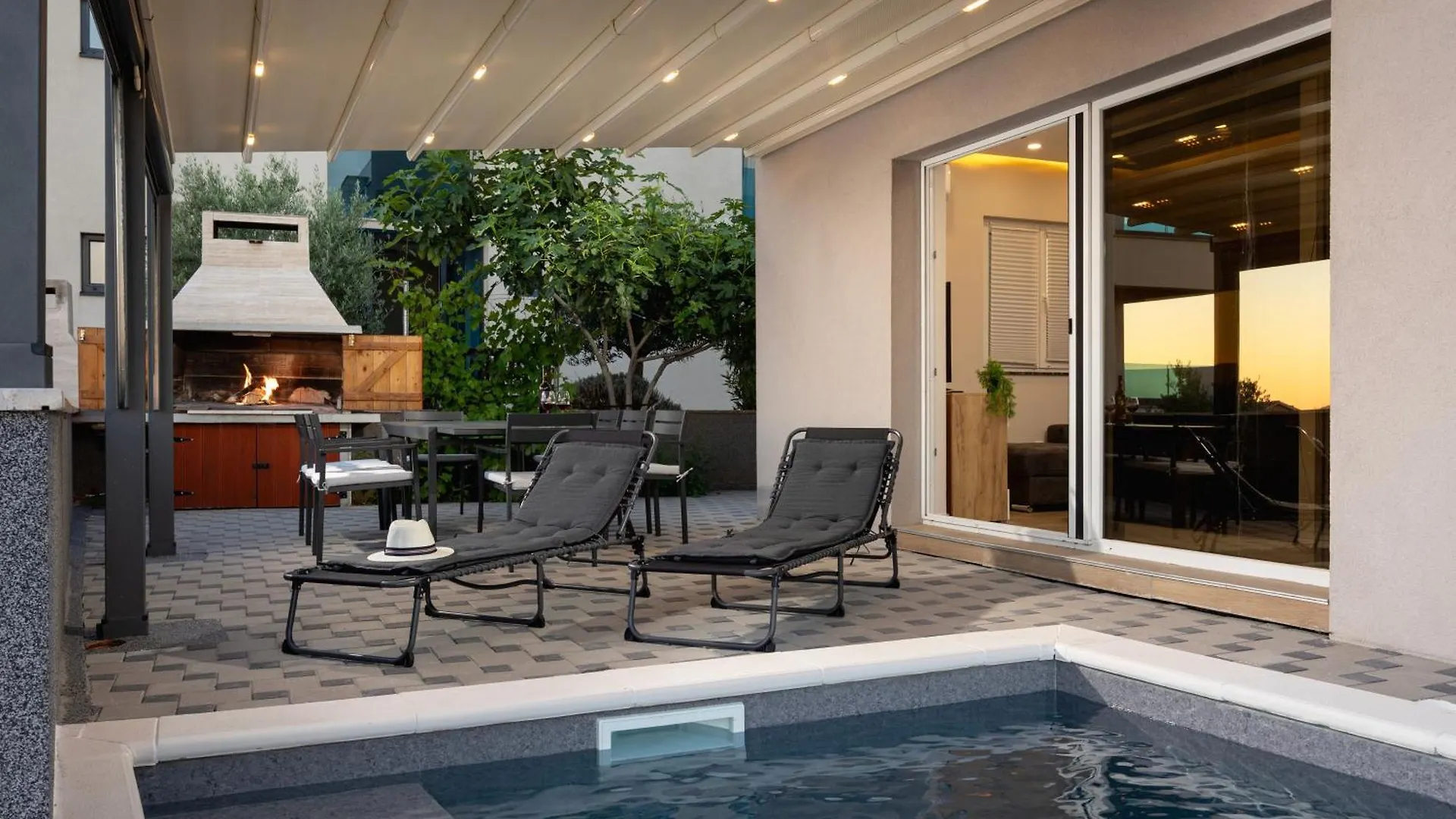 Apartamento Villa Beverly Hills, Heated Pool, Jacuzzi, 12 People Zadar