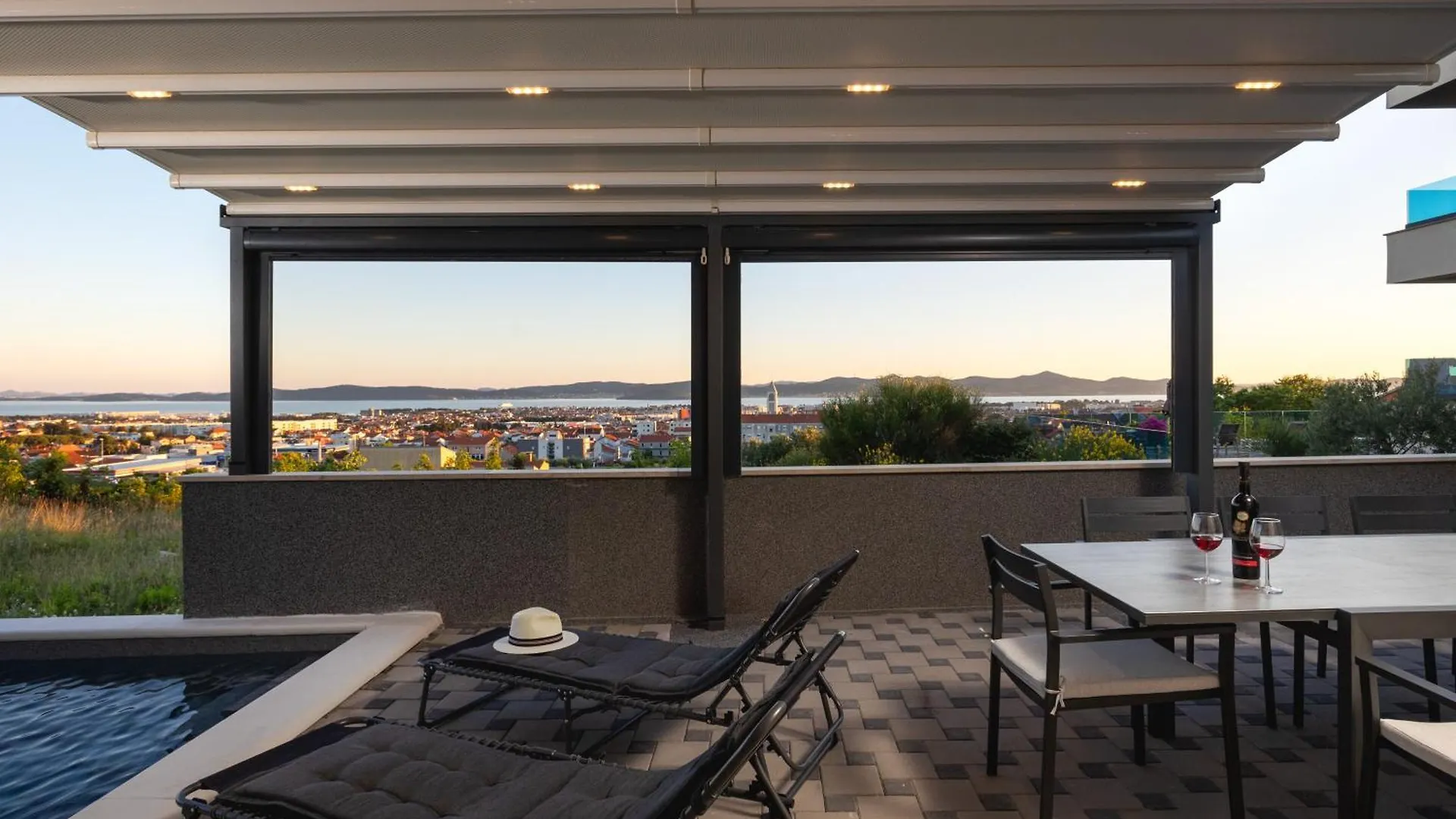Villa Beverly Hills, Heated Pool, Jacuzzi, 12 People Zadar